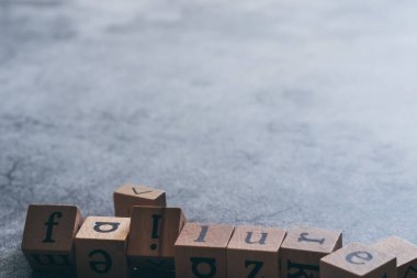 Kopya uzayı ile arıza kelimesinin küp harfleri. Motivasyon fikri veya iş vizyonu ve kurumsal yönetim stratejisinde ilham. Liderlik takımı hedefe ya da başarıya ulaşacak.