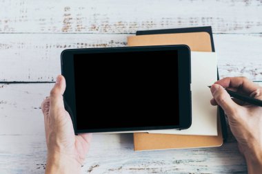 Evdeki internet bağlantısı üzerinden çevrimiçi sınıf, e-öğrenme ya da iş eğitimi kursları için tablet ve ders kitabı. Webinar kullanarak üniversite öğrencisi veya iş adamı için uzaklık öğrenme