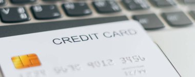 Bilgisayarlı kredi kartı. E-ticaret ya da e-ticaret çevrimiçi alışveriş ve ödeme. Siber uzayda ticaret için dijital para transferi. İş ve finans kavramı.