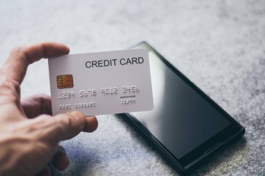 Akıllı telefonlu kredi kartı. E-ticaret ya da e-ticaret çevrimiçi alışveriş ve ödeme. Siber uzayda ticaret için dijital para transferi. İş ve finans kavramı.