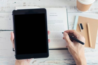 Evdeki internet bağlantısı üzerinden çevrimiçi sınıf, e-öğrenme ya da iş eğitimi kursları için tablet ve ders kitabı. Webinar kullanarak üniversite öğrencisi veya iş adamı için uzaklık öğrenme