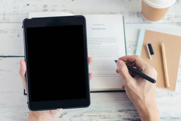 Evdeki internet bağlantısı üzerinden çevrimiçi sınıf, e-öğrenme ya da iş eğitimi kursları için tablet ve ders kitabı. Webinar kullanarak üniversite öğrencisi veya iş adamı için uzaklık öğrenme
