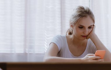 Evdeki sevgilisine mesaj atmak için elinde akıllı telefon tutan genç, gülümseyen beyaz kadın. Web sitesi ya da uygulama üzerinden alışveriş yapmak için cep telefonu kullanan bir kız. Yaşam tarzı ve teknoloji kavramı