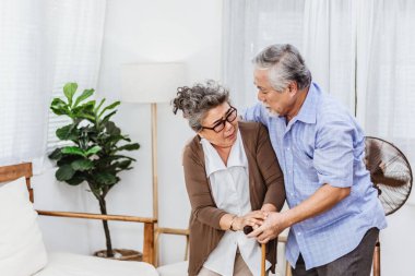 Emekli Asyalı yaşlı bir eş kalp krizi ya da ciddi ya da endişeli kocası olan bir hastalık yüzünden acı çekiyor. Tıbbi acil tedavi ve sağlık sigortası konsepti