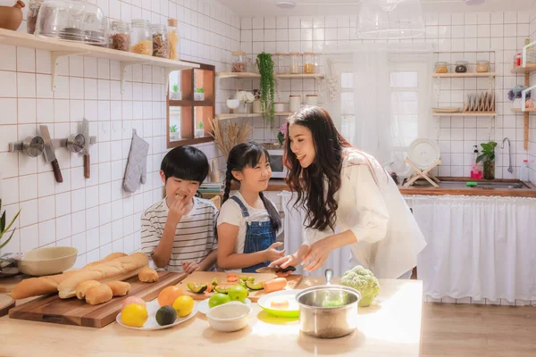 Szczęśliwa Słodka Azjatycka Rodzina Robi Jedzenie Kuchni Domu Razem Uśmiechnięta — Zdjęcie stockowe