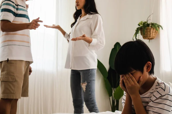 Conflicto Familiar Problema Entre Padre Madre Discutiendo Habitación Cama Mientras — Foto de Stock