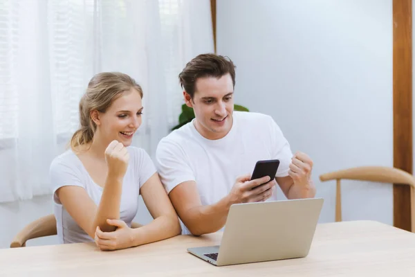 Casal Caucasiano Sorridente Comemorando Juntos Para Sucesso Negócio Empreendedor Line — Fotografia de Stock