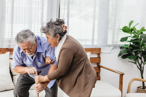 Asyalı son sınıf öğrencisi evde yerde yatıyor. Osteoporoz hastalığından ya da kalp krizinden acı çeken yaşlı bir adam. Sağlık ve tedavi kavramına sahip eski yetişkin hayat sigortası