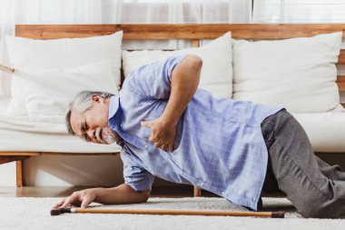 Asyalı son sınıf öğrencisi evde yerde tek başına yatıyor. Osteoporoz hastalığından ya da kalp krizinden acı çeken yaşlı bir adam. Sağlık ve tedavi kavramına sahip eski yetişkin hayat sigortası