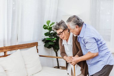 Emekli Asyalı yaşlı bir eş kalp krizi ya da ciddi ya da endişeli kocası olan bir hastalık yüzünden acı çekiyor. Tıbbi acil tedavi ve sağlık sigortası konsepti