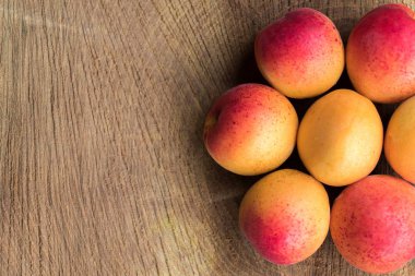 Kayısı meyvesi. Tahta bir arka plan üzerinde taze kayısı. Yakın çekim