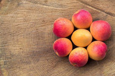 Ahşap arka plan üzerinde kayısı çiçek şeklinde monte, düz döşeme fotoğraf