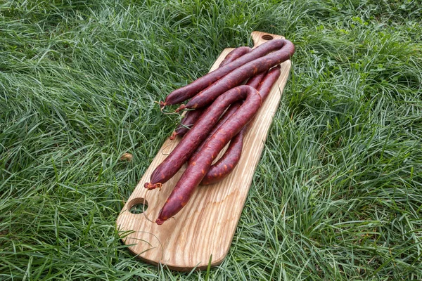 Традиційні словацькі ковбаси з Voivodina на дерев'яному борту, новий сад, Сербія — стокове фото