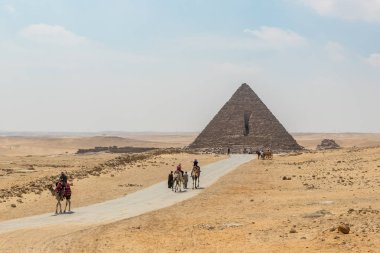 Mısır'da turist ve deve ile Giza Menkaure Büyük Piramit yol