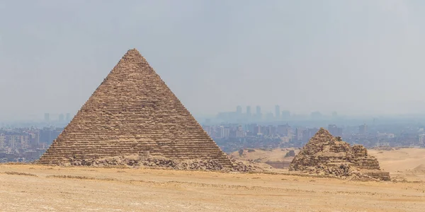 Piękny widok na wielką piramidę Menkaure w kompleksie piramidy w Gizie na tle panoramę miasta Kair — Zdjęcie stockowe
