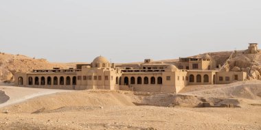 Luxor Hatshepsut Tapınağı yakınlarındaki bir bina, Mısır