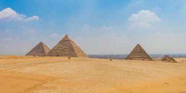 Kahire'de Giza güzel bir gökyüzü ile Mısır piramitleri