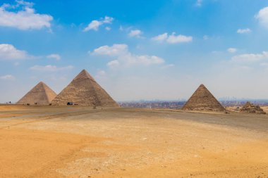 Giza, Mısır büyük piramitleri ile bölgenin görünümü