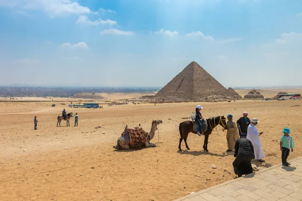 A nagy piramis a Menkaure Giza a turista Egyiptomban — Stock Fotó