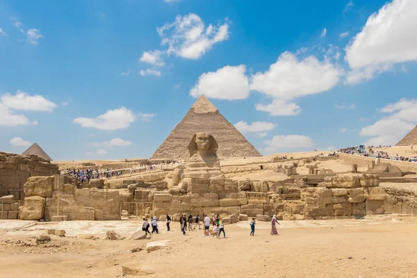 Världsberömda Giza-pyramiderna och den stora Sfinxen med turist — Stockfoto