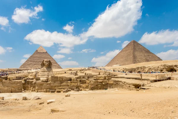 Pyramiden av Chephren och den stora Sfinxen i Giza på våren — Stockfoto