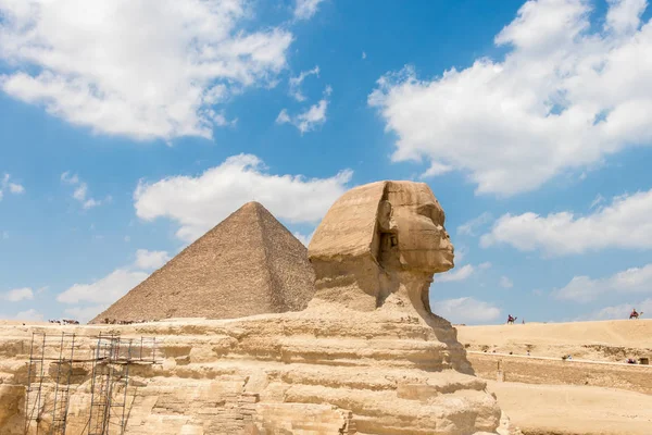 Piramida Khufu i Wielki Sfinks w Gizie z pięknym nieba — Zdjęcie stockowe