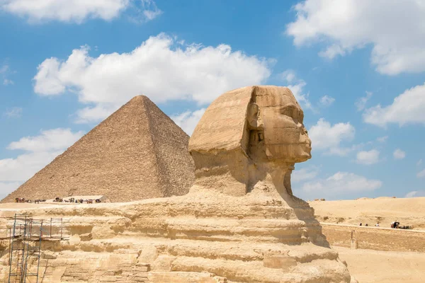 De grote Sfinx van Gizeh en de piramide van Khufu — Stockfoto