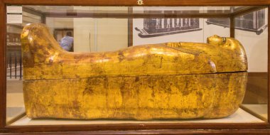 Kahire müzesinde Mısır firavununun altın lahiti