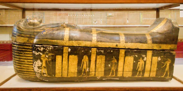 Pharaoh sarcophagus and mummy caskets displayed in the Museum of Egyptian Antiquities in Cairo — Stock Photo, Image