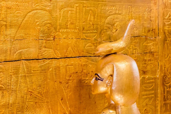 An Egyptian goddess who shelters a box containing human organs, in a tomb of the Pharaoh Tutankhamun, Museum of Cairo — Stock Photo, Image