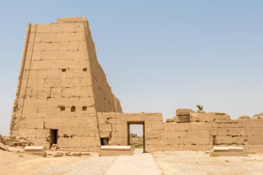Karnak, Luxor'daki Mısır tapınağının yan girişi