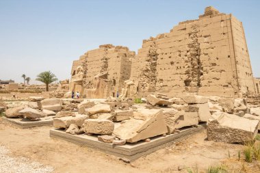 İlkbaharda Mısır'da Karnak tapınağının antik kalıntıları, Luxor