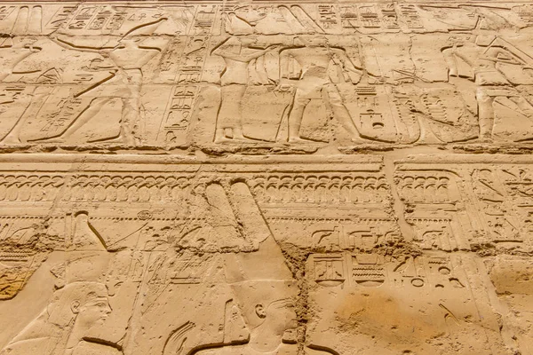 Karnak'ta duvarda Mısır hiyeroglifleri — Stok fotoğraf