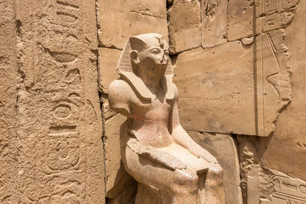 Estatua sentada del faraón Thutmosis III en el complejo del templo de Karnak en Luxor, Egipto — Foto de Stock