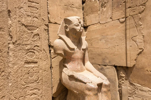 Luxor, Mısır'daki Karnak Tapınak Kompleksi'nde Firavun Thutmose III'ün oturduğu heykel