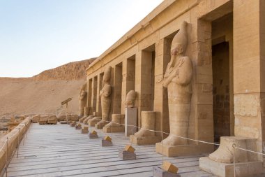 Luxor, Mısır'daki Kraliçe Hatshepsut'un büyük tapınağında Firavun heykelleri