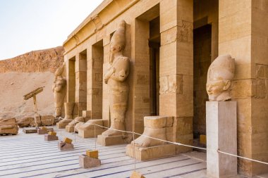 Mısır'da Kraliçe Hatshepsut büyük tapınağında Firavunheykeller