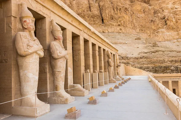 Statues de Hatchepsout par les colonnes sur la plus haute terrasse du temple mortuaire de Hatchepsout, Louxor, Egypte — Photo