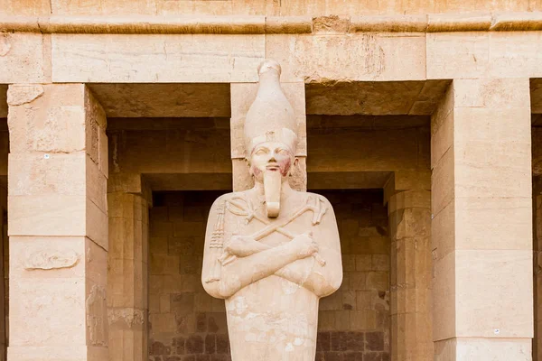 Socha faraona v chrámu mortuary Hatšepsuta poblíž egyptského města Luxor — Stock fotografie
