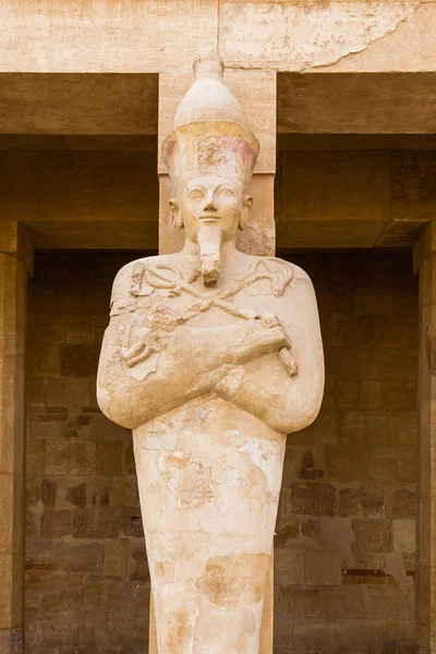 A szobor a fáraó a Halotti temploma Hatsepszon közelében az egyiptomi Luxor, Egyiptom — Stock Fotó
