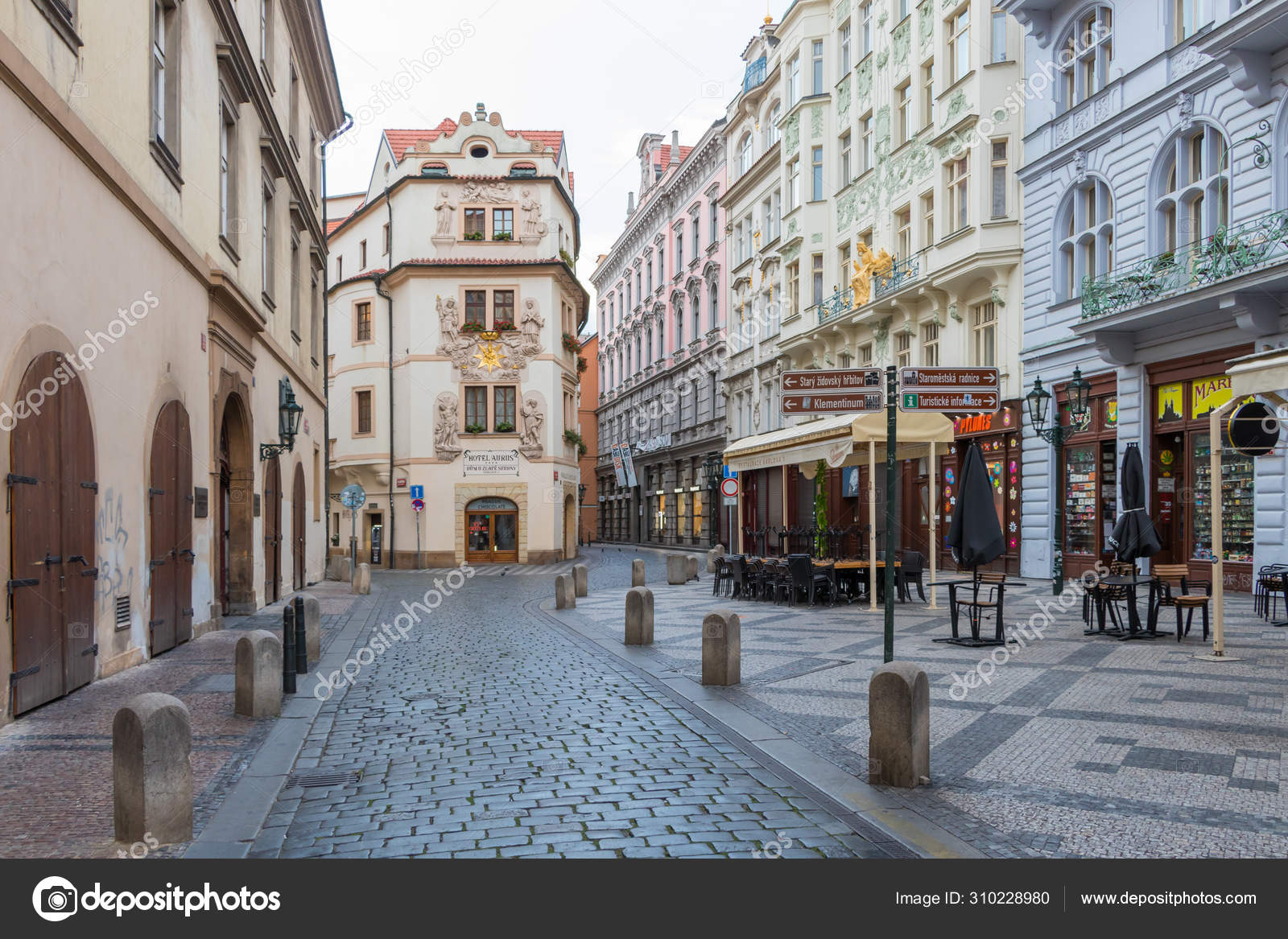 Czech Street i centrala Prag, Tjeckien – Redaktionell stockfoto © Privizer  #310228980
