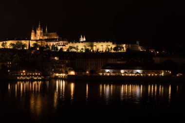 Vltava nehri üzerindeki Prag Kalesi'nin pastoral gece manzarası, Çek Cumhuriyeti
