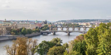 Çek Cumhuriyeti Prag 'daki Vltava Nehri üzerindeki Eski Şehir İskelesi mimarisi ve Charles Köprüsü' nün panorama görüntüsü