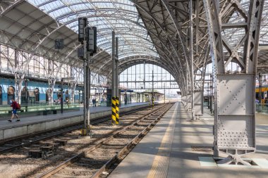 Prag ana tren istasyonunda güneşli bir gün, Çek Cumhuriyeti