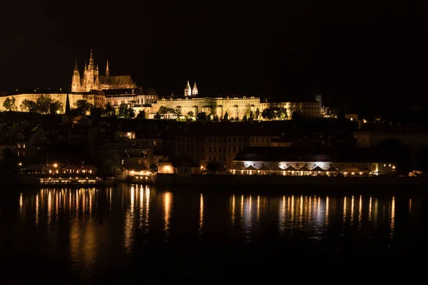 Idilliaca vista notturna del Castello di Praga sul fiume Moldava, Repubblica Ceca — Foto Stock