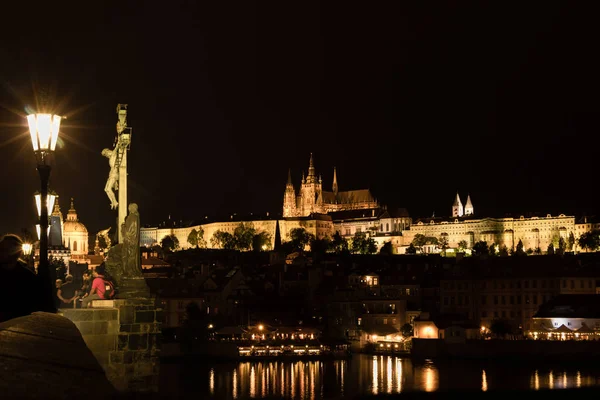 Widok na gotycki zamek w Pradze z Mostem Karola nocą, Republika Czeska — Zdjęcie stockowe
