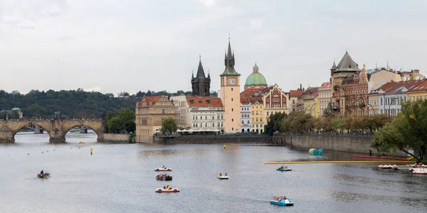 Praag, stadsgezicht met brug en boten op de rivier de Moldau, Tsjechië — Stockfoto