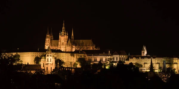 La vista del Castello Gotico di Praga di notte, Repubblica Ceca — Foto Stock