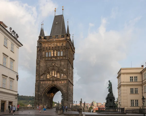 Torre del Puente de la Ciudad Vieja es una de las puertas góticas más bellas de Europa — Foto de Stock