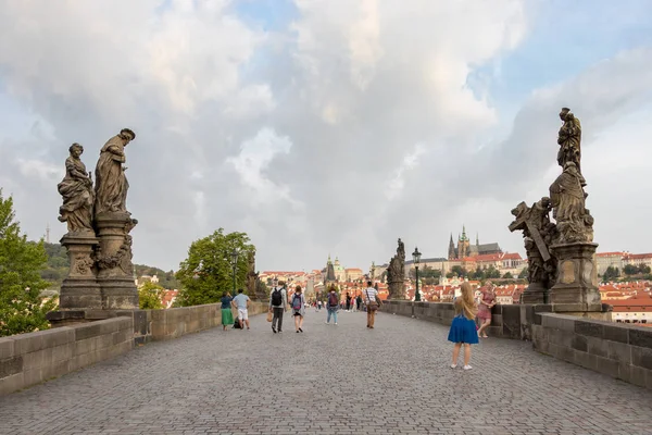 Sabahları Charles Bridge 'de çok fazla insan olmuyor. — Stok fotoğraf